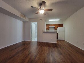 9809 Walnut St, Unit e302 in Dallas, TX - Foto de edificio - Building Photo