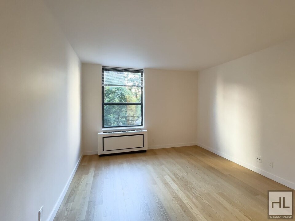 W 87th St in New York, NY - Building Photo