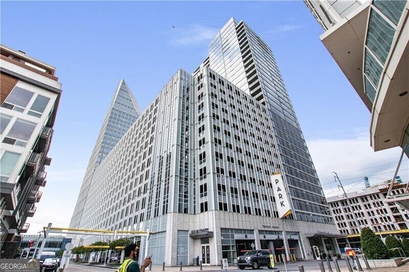 3325 Piedmont Rd NE in Atlanta, GA - Building Photo
