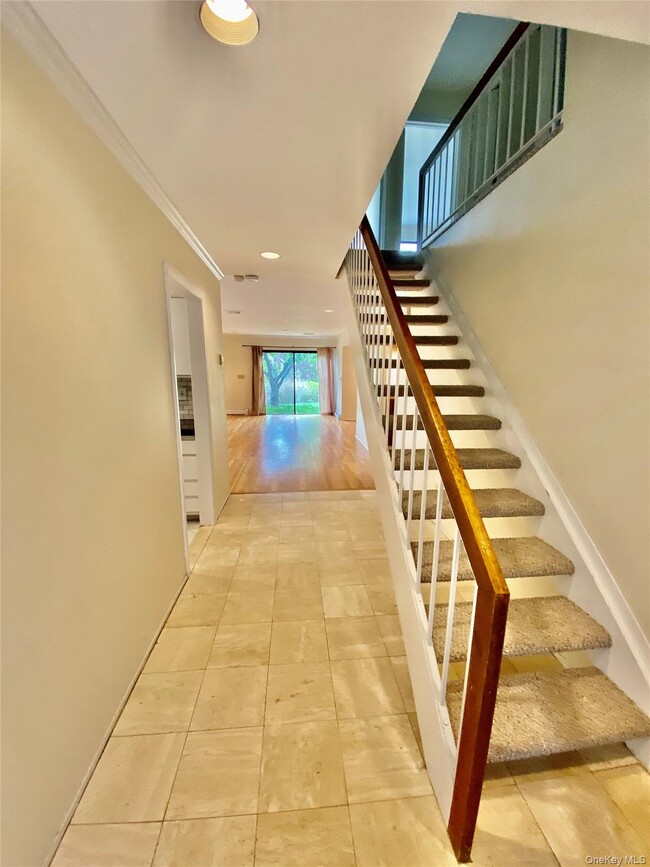 75 Greenway Close in Rye Brook, NY - Building Photo - Building Photo