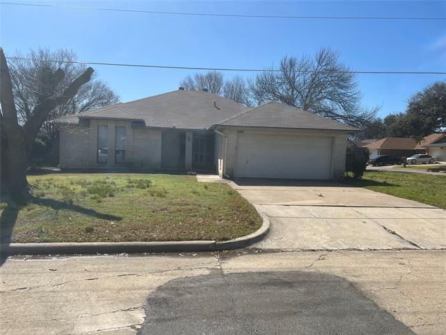 908 Packard Dr in Arlington, TX - Foto de edificio