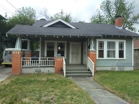 826 W Lynwood Ave in San Antonio, TX - Building Photo