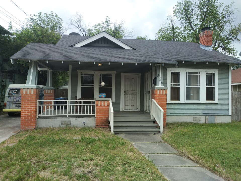 826 W Lynwood Ave in San Antonio, TX - Foto de edificio