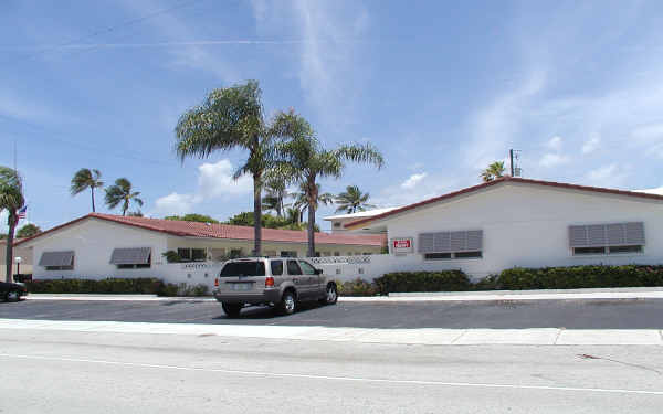 Sea Breeze Apartments in Fort Lauderdale, FL - Building Photo - Building Photo