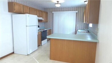 105 Twin Oaks Dr in Belleville, IL - Building Photo - Building Photo