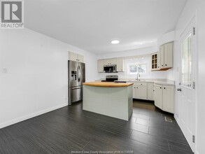 2432 Front Rd in Windsor, ON - Building Photo - Building Photo