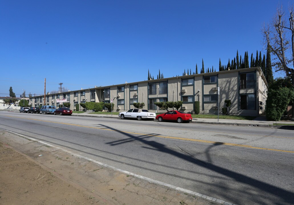 7350 Hazeltine Ave in Van Nuys, CA - Building Photo