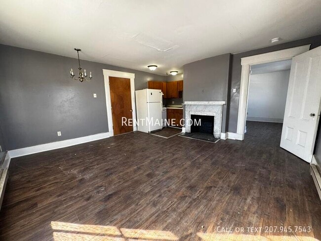 62 State St, Unit 4 in Augusta, ME - Foto de edificio - Building Photo