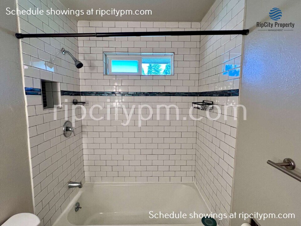 8040 SW Oleson Rd in Portland, OR - Building Photo