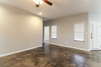 701 Algerita Dr in Georgetown, TX - Foto de edificio - Building Photo