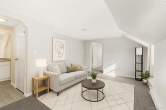 174 Mills Pond Rd in Saint James, NY - Building Photo - Building Photo