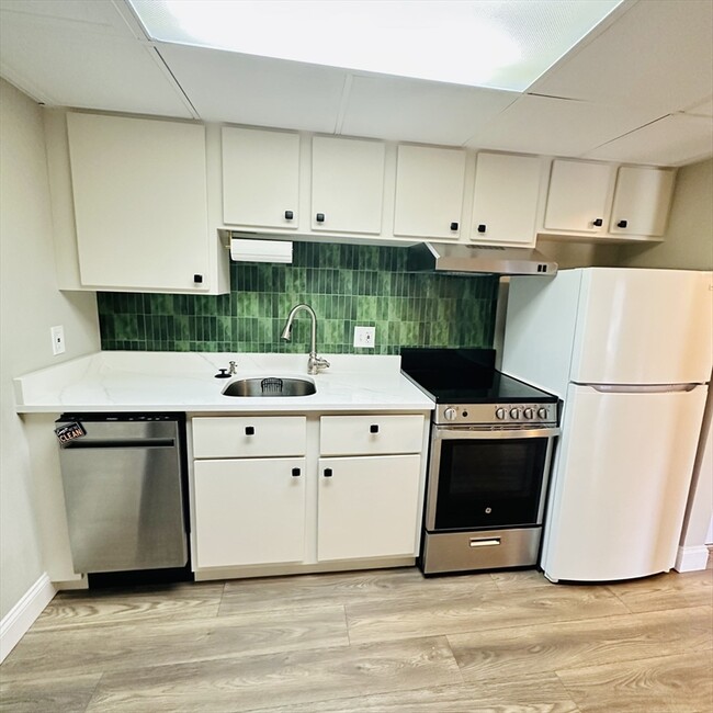 6 Shadowbrook Ln in Milford, MA - Building Photo - Building Photo