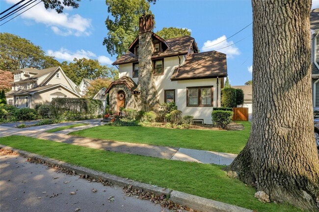 65 Larch Ave in Floral Park, NY - Building Photo - Building Photo