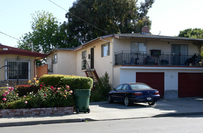 2731 Blenheim Ave in Redwood City, CA - Foto de edificio - Building Photo