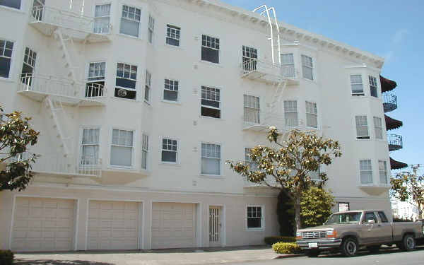 95 Cervantes Blvd in San Francisco, CA - Foto de edificio - Building Photo