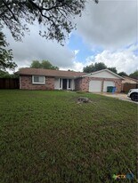 1727 Redwood St in Seguin, TX - Building Photo