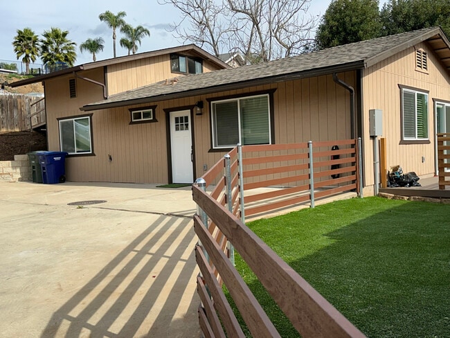 8474 Golden Ridge Rd in Lakeside, CA - Foto de edificio - Building Photo