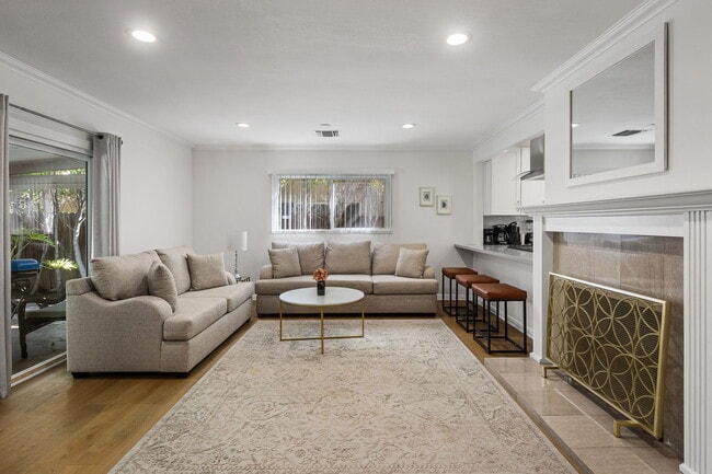 22335 Kittridge St in Canoga Park, CA - Foto de edificio - Building Photo