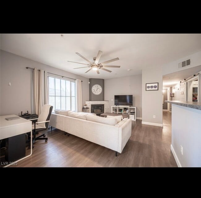 7147 S Durango Dr in Las Vegas, NV - Building Photo - Building Photo