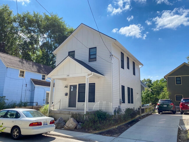 property at 341 Robey Pl SE