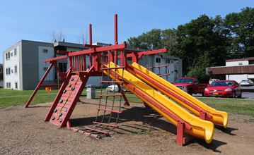 Cedarwood Apartments in Baldwinsville, NY - Foto de edificio - Building Photo