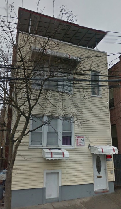 32-16 105th St in Flushing, NY - Building Photo