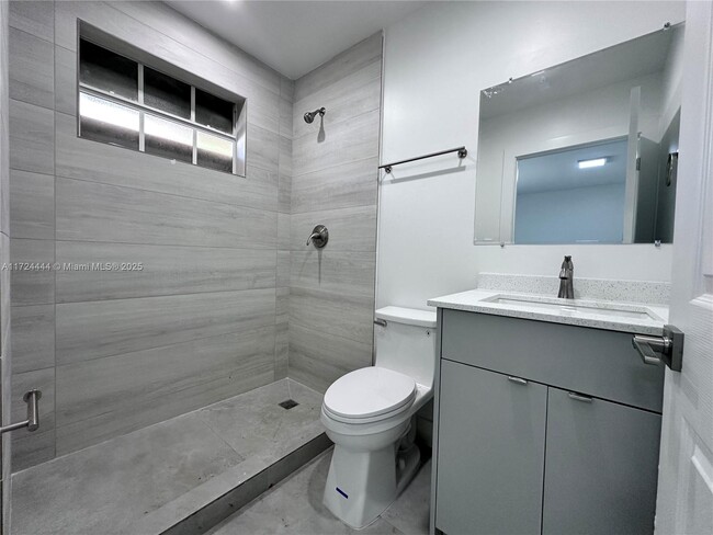 1211 NE 136th Ter, Unit 1 in North Miami, FL - Foto de edificio - Building Photo