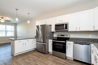 3368 Glenbrook Cir S in Bettendorf, IA - Building Photo - Building Photo