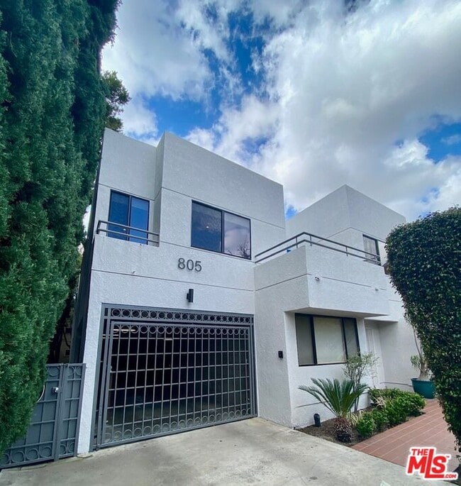 805 N W Knoll Dr in West Hollywood, CA - Building Photo - Building Photo