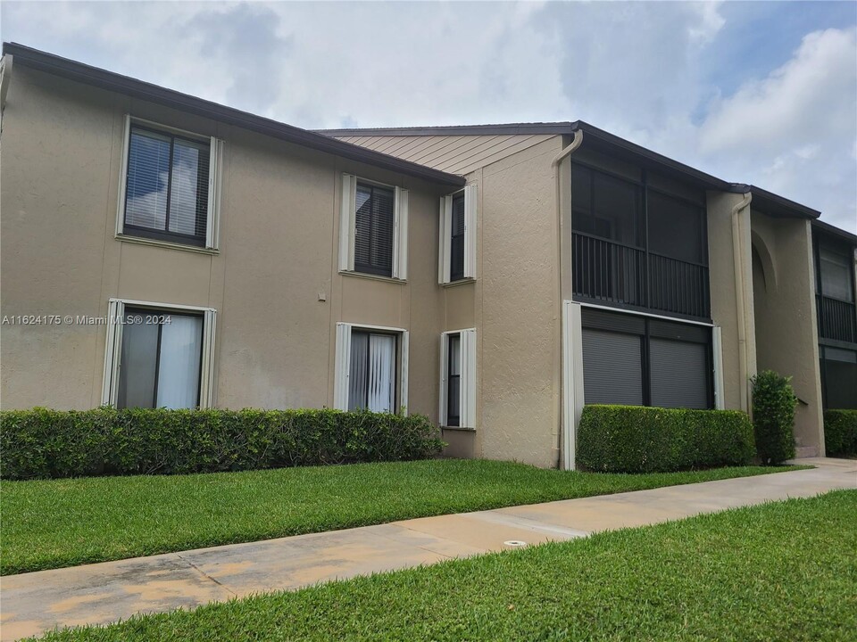 724 Sunny Pine Way in Greenacres, FL - Building Photo