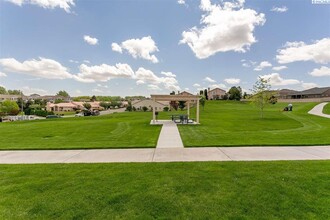 8621 W Skagit Ave in Kennewick, WA - Building Photo - Building Photo