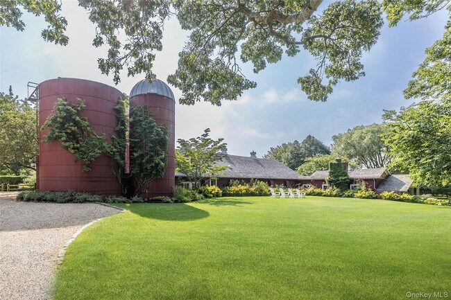 26 Ruxton Rd in East Hampton, NY - Building Photo - Building Photo
