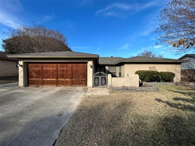 1705 Timberline Dr in Benbrook, TX - Foto de edificio