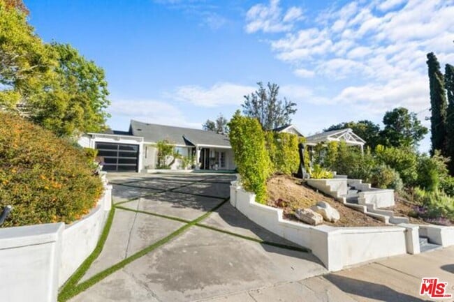 23426 Balmoral Ln in Los Angeles, CA - Building Photo - Building Photo