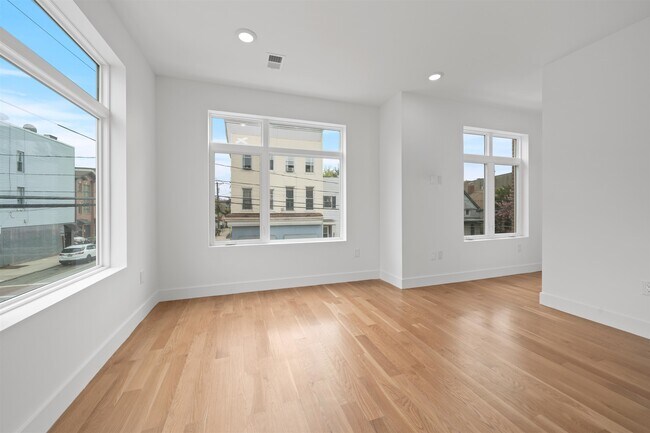 47 Hancock Ave in Jersey City, NJ - Building Photo - Building Photo