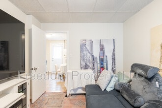 27 Railroad Ave in Southington, CT - Building Photo - Building Photo