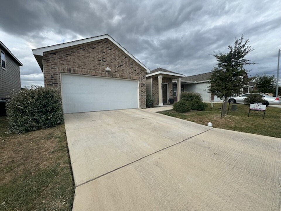 8723 ROCK Mdw in Converse, TX - Building Photo