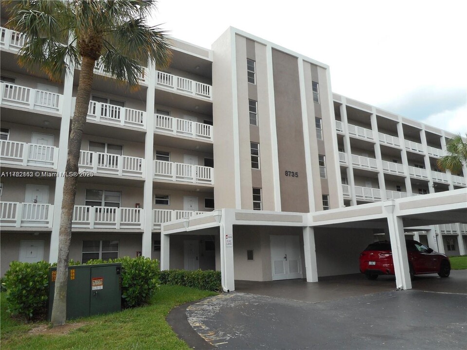 8735 Ramblewood Dr in Coral Springs, FL - Building Photo