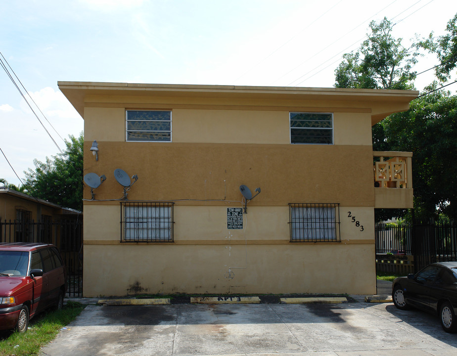 2571 SW 21st Ave in Miami, FL - Foto de edificio