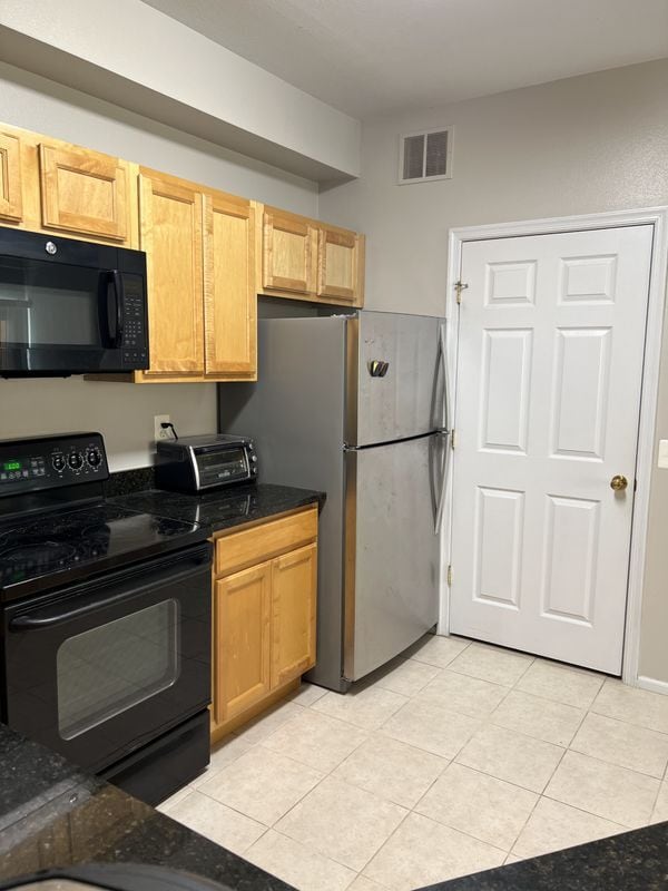 1530 Spring Gate Dr. in McLean, VA - Foto de edificio - Building Photo