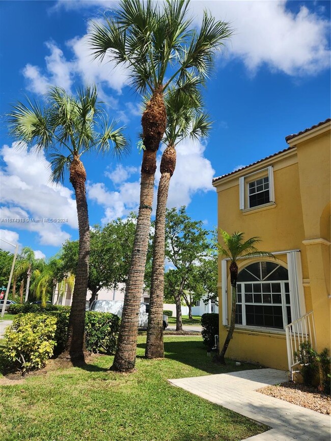 15899 NW 5th St in Pembroke Pines, FL - Foto de edificio - Building Photo