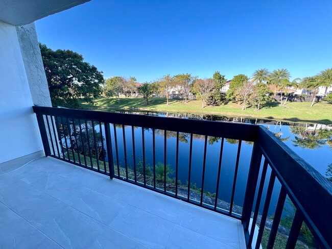 10315 NW 9th Street Cir in Miami, FL - Foto de edificio - Building Photo