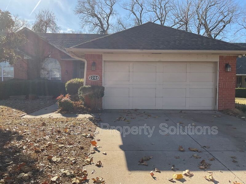 2206 Barton St in Norman, OK - Building Photo
