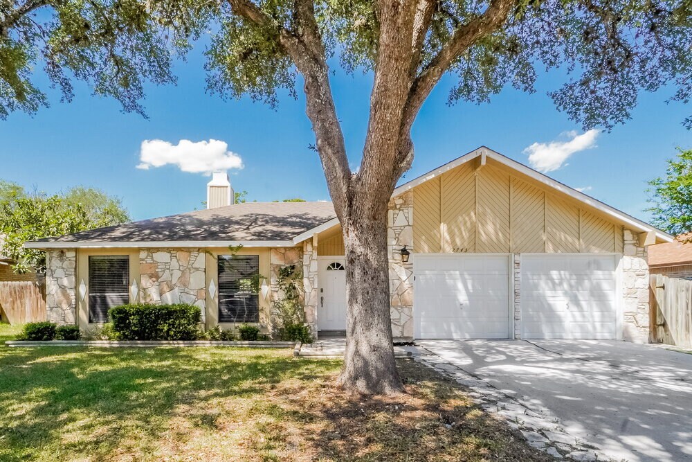 2743 Knoll Tree St in San Antonio, TX - Building Photo