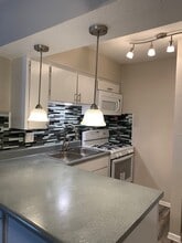 1228 Cavender Dr, Unit 113 in Hurst, TX - Foto de edificio - Building Photo