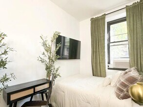 Furnished room/NOT APARTMENT, Unit 1 in Brooklyn, NY - Foto de edificio - Building Photo
