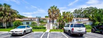 Victoria Place Courtyard Apartments in Fort Lauderdale, FL - Building Photo - Building Photo