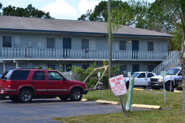 Woodside Apartments in Ft. Myers, FL - Foto de edificio - Building Photo