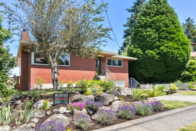 3946 SW Portland St in Seattle, WA - Building Photo - Building Photo