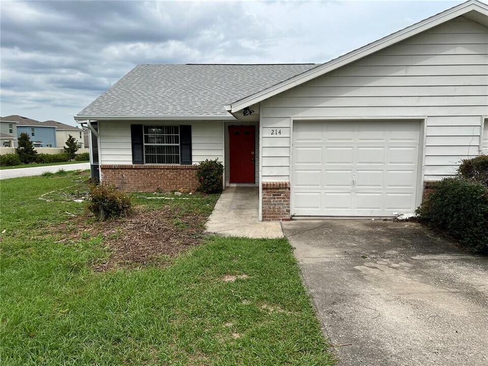 214 Fernwood St in Leesburg, FL - Foto de edificio